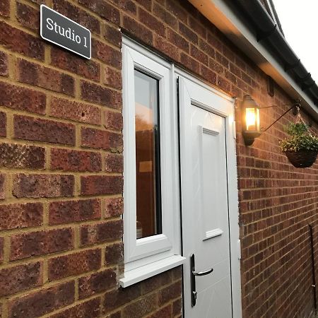 Studio-1-Staines/Heathrow/London-Own Entrance エクステリア 写真