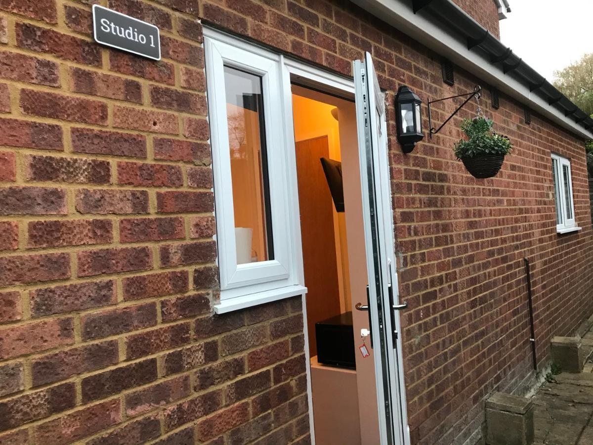 Studio-1-Staines/Heathrow/London-Own Entrance エクステリア 写真