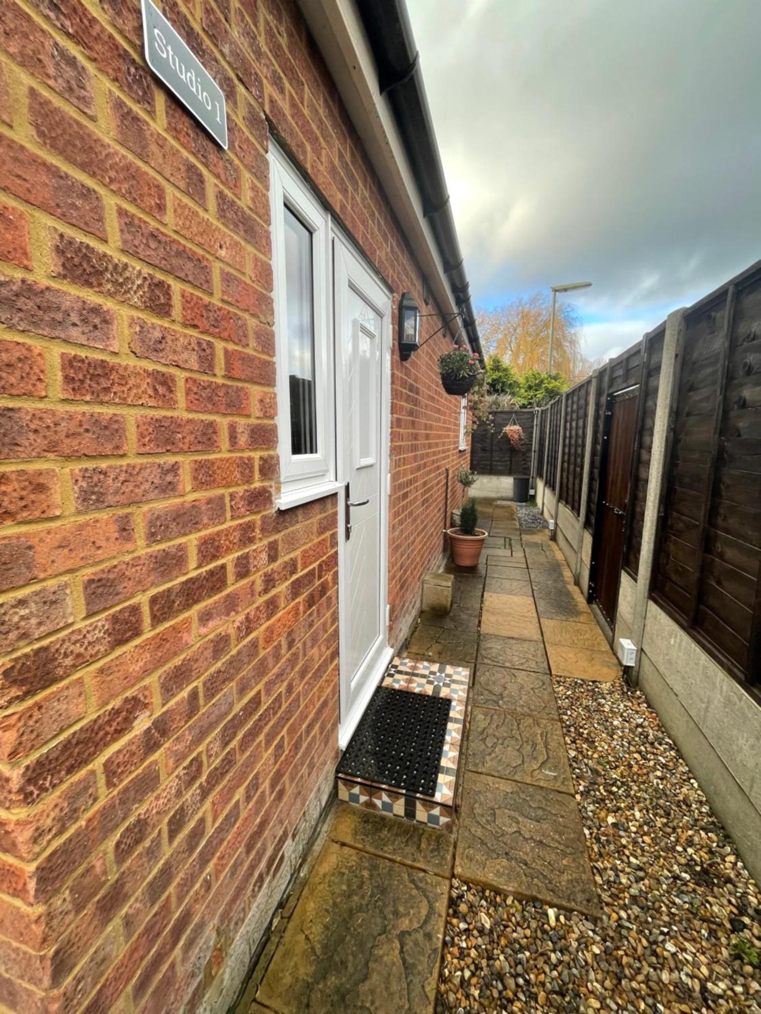 Studio-1-Staines/Heathrow/London-Own Entrance エクステリア 写真